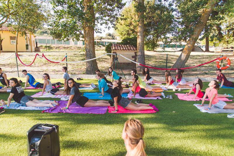 Teilnehmer einer Sprachreise England Jugendliche machen einen Yoga Kurs
