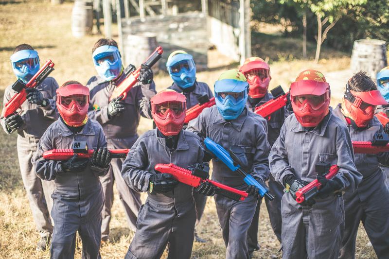 Teilnehmer der Englisch-Ferien spielen Paintball