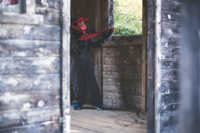 Kinder der Englisch-Ferien spielen Paintball