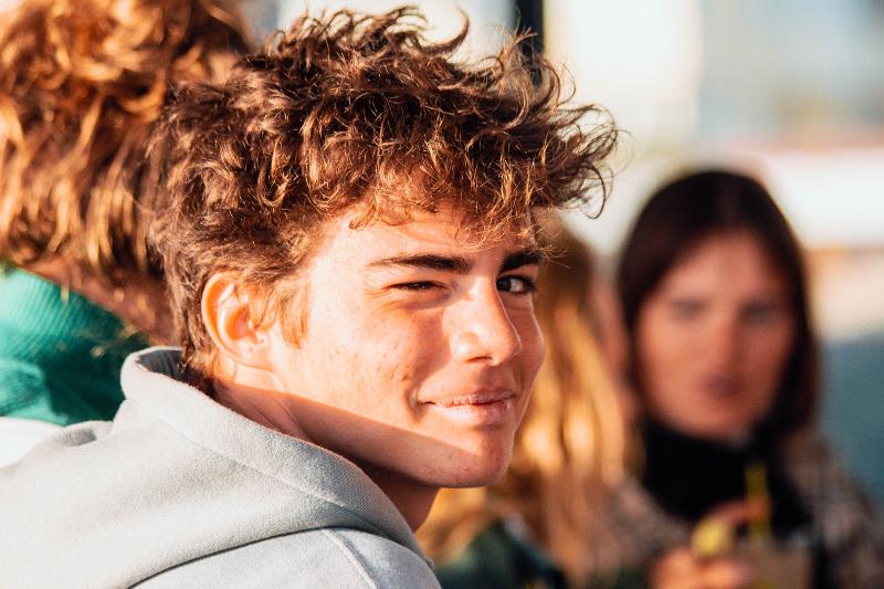 Ein Junge der Surfcamp Spanien Jugendreise spielt mit den anderen Teilnehmenden