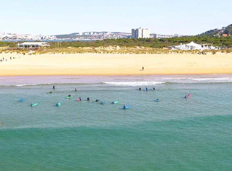 Badet im Meer beim Surfcamp Portugal