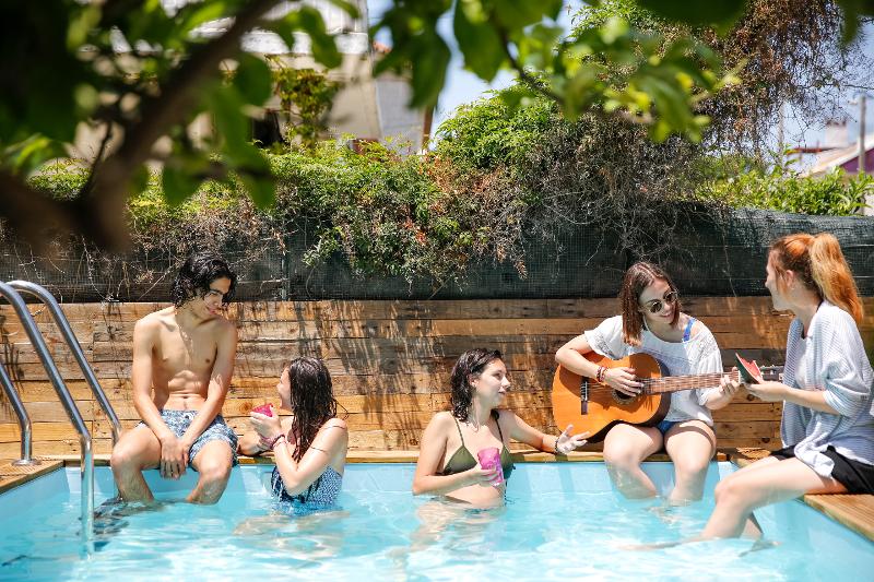 Im Surfcamp Portugal chillen die Jugendlichen am Pool