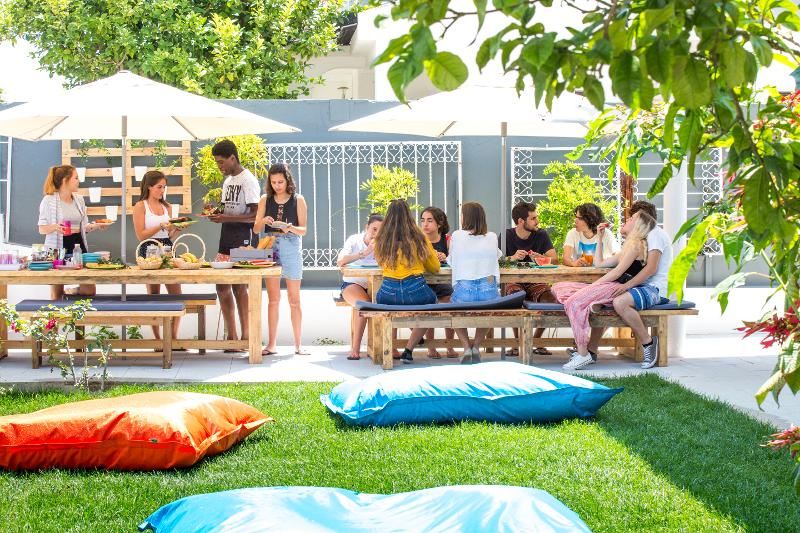 Das Buffet nehmen die Teilnehmer im Surf Camp Portugal im Garten zu sich