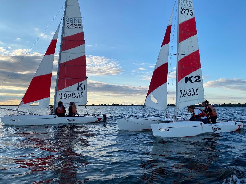 Teilnehmer eines Feriencamps am Wasser sind auf dem Meer