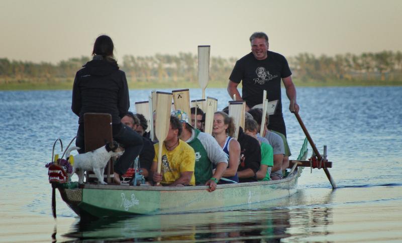 Teilnehmer eines Feriencamps am Wasser fahren übers Wasser