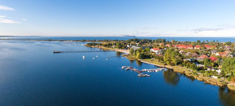 Die Umgebung eines Feriencamps am Wasser