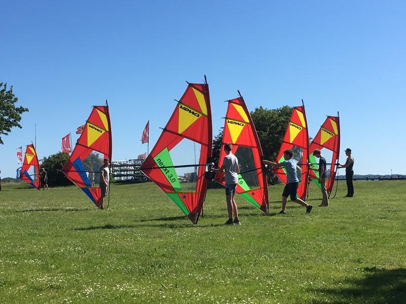 Bei der Einführung im Windsurfcamp lernen die Kids zunächst grundlegende Techniken an Land.