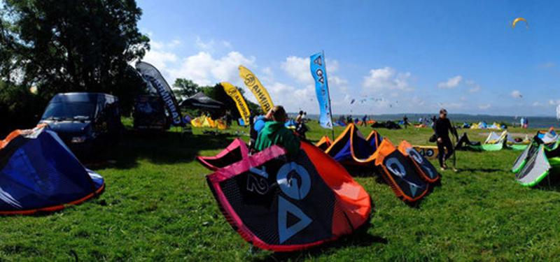 Auf der Wiese lagern neben den Zelten im Windsurfcamp auch noch eine Menge Segel.