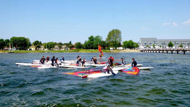 Selbst der Theorieunterricht findet im Windsurfcamp auf dem Wasser auf den Boards statt.