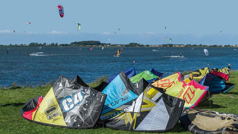 Am Ufer liegen diverse Segel, welche im Windsurfcamp für das Windsurfen benutzt werden.