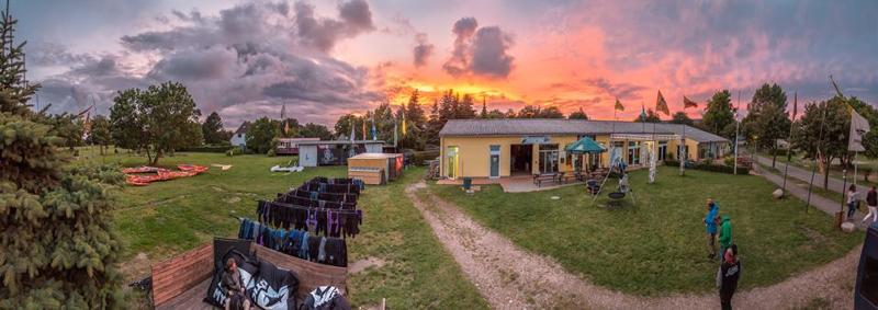Der Garten der Unterkunft sowie das Haus selbst vom Windsurfcamp sehen während des Sonnenuntergangs schön aus.