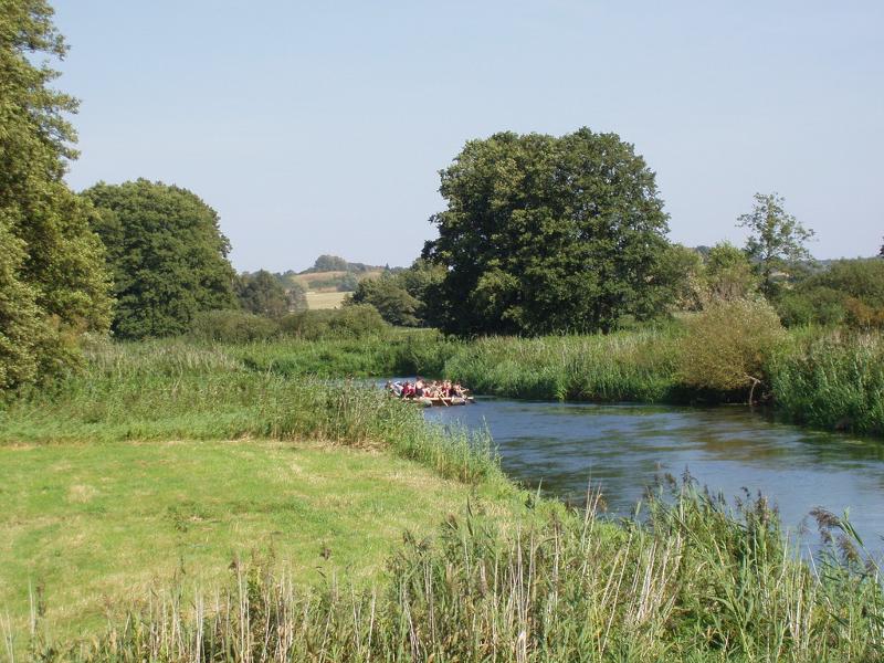 Man sieht die Natur des Ferienlager Vorpommern und Kinder die mit einem Ruderboot fahren