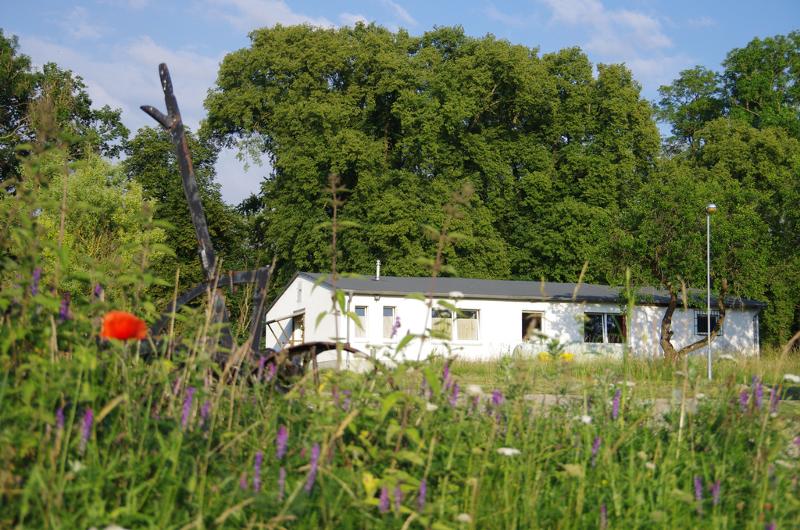 Teilnehmer des Kinder und Jugendcamps schlafen in einem Haus