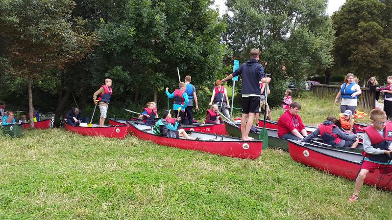 Teilnehmer des Kinder und Jugendcamps bereiten Boote vor