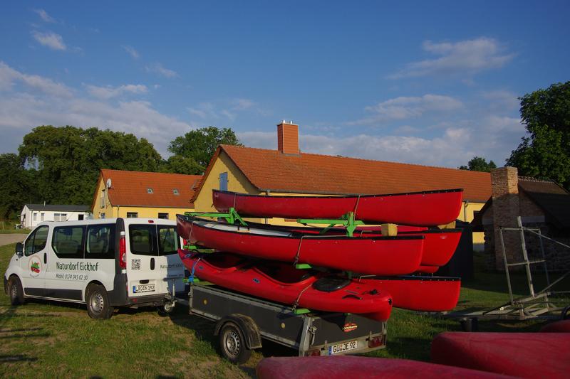 Teilnehmer des Kinder und Jugendcamps transportieren Boote