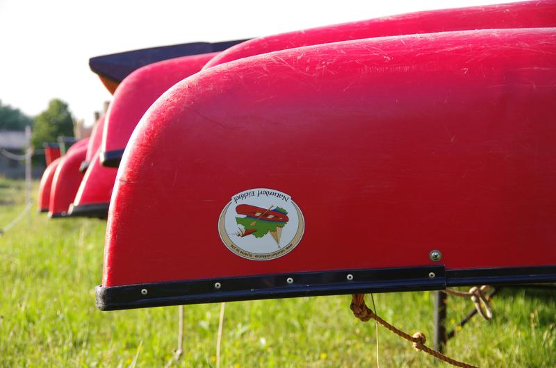 Teilnehmer des Kinder und Jugendcamps haben Boote