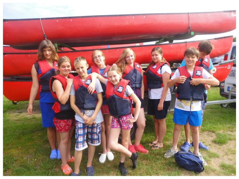 Teilnehmer des Kinder und Jugendcamps tragen Schwimmwesten