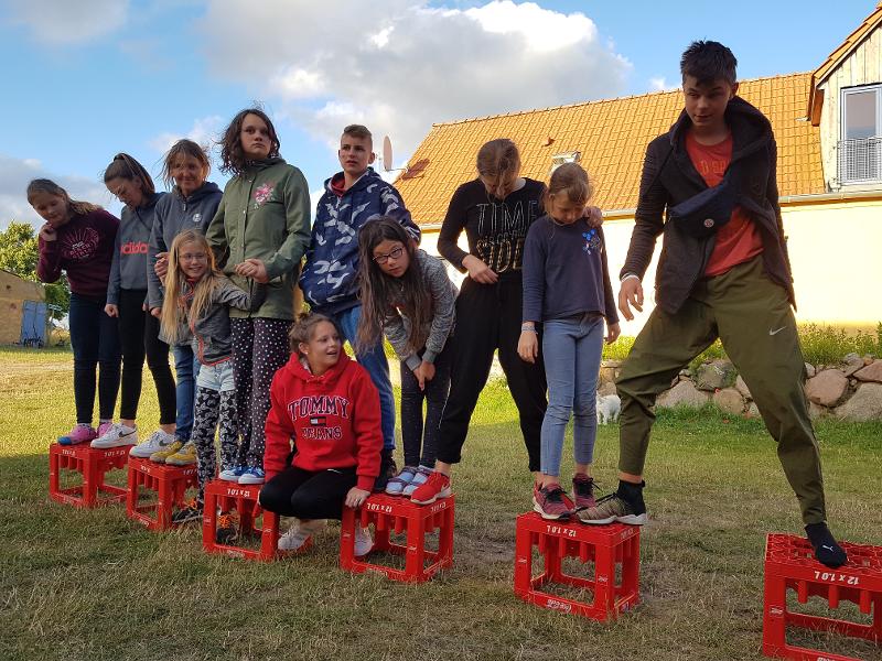 Teilnehmer des Kinder und Jugendcamps balancieren