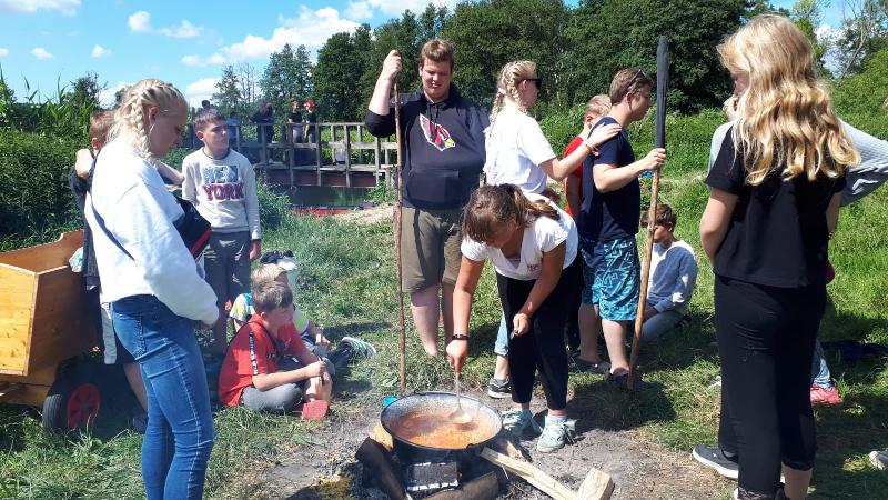 Teilnehmer des Kinder und Jugendcamps kochen