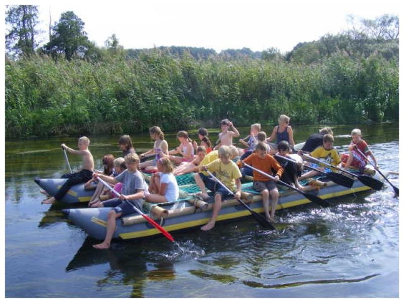 Teilnehmer eines Jugend Naturcamps fahren Boot