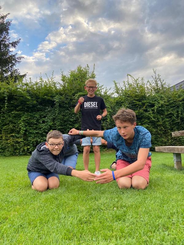 Im Sportcamp üben Kinder Akrobatik