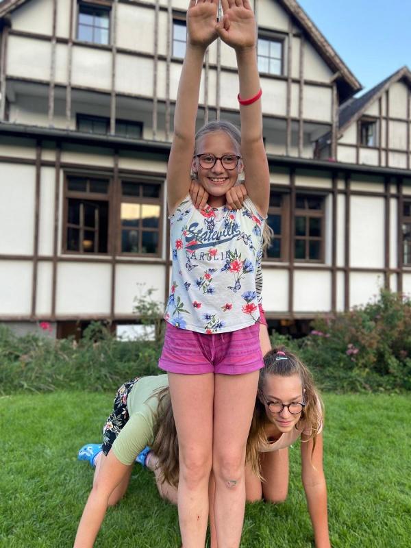 Im Sportcamp machen Kids Akrobatic