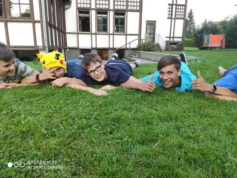 Kinder des Sportlagers spielen auf dem Boden