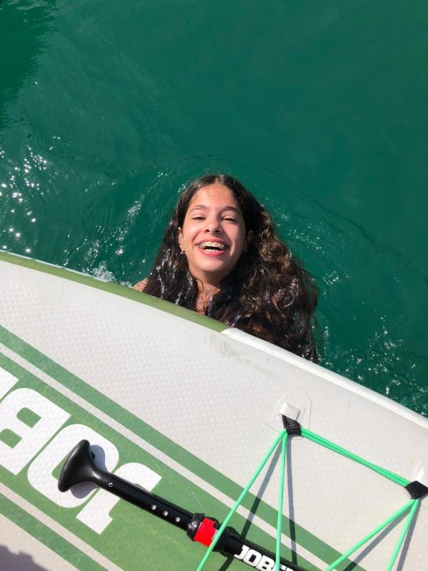 Im Sportlager geht ein Mädchen schwimmen