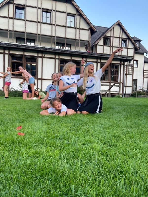 Kinder aus dem Sportlager tanzen zusammen