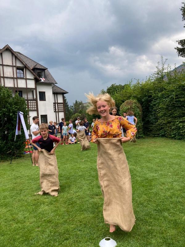 Im Sportlager machen Kinder Sackhüpfen