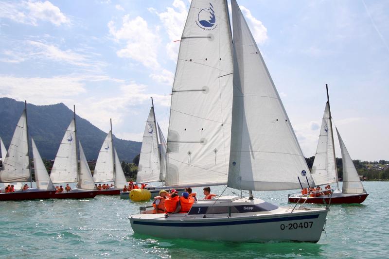 Teilnehmer des Sommercamps Attersee segeln zusammen