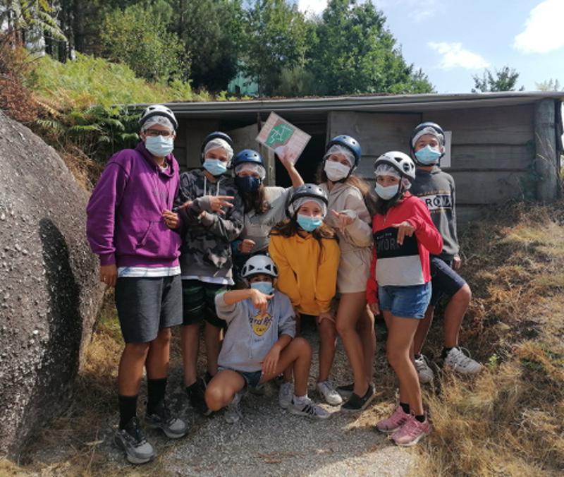 Eine Gruppe des Sportcamp für Kinder machen ein Foto