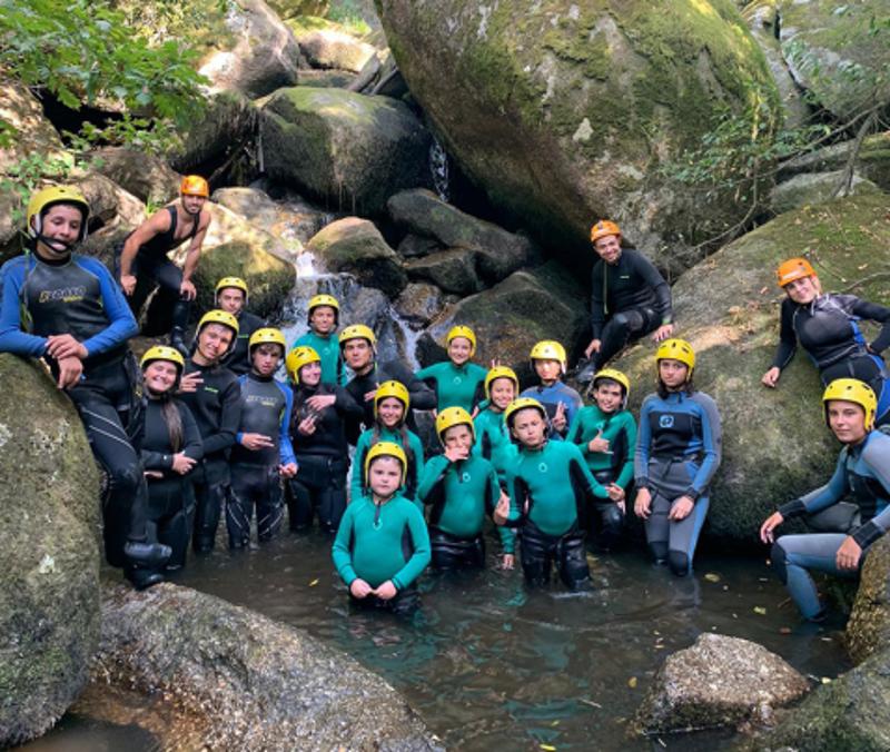 Teilnehmer des Sportcamp für Kinder machen Wasser Rafting