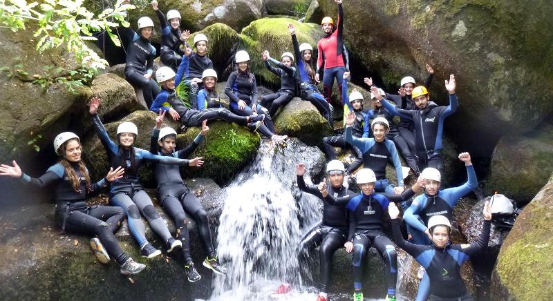 Teilnehmer des Sportcamp für Kinder fahren Boot
