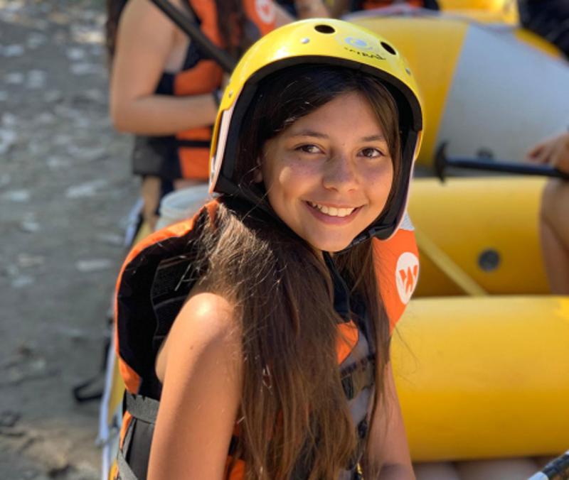 Teilnehmer des Sportcamp für Kinder tragen Helme