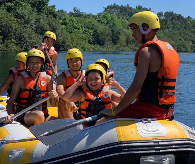 Teilnehmer des Sportcamp für Kinder rudern