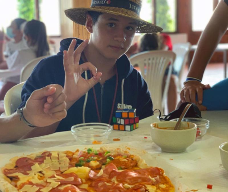 Teilnehmer des Sportcamp für Kinder essen
