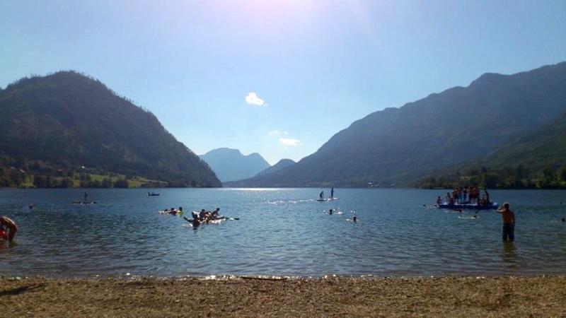 Kinder baden bei Sonnenschein im Grundlsee im Outdoorcamp