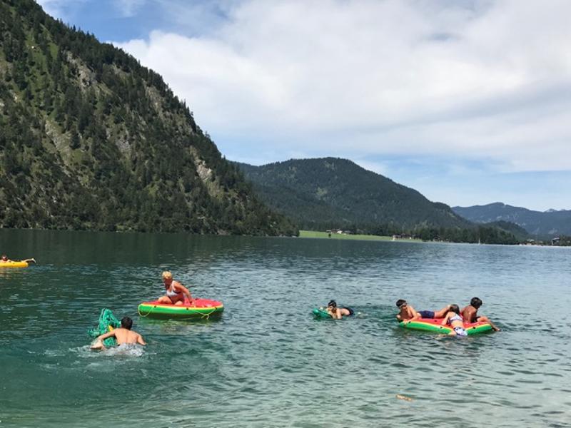Die Kinder baden im Outdoorcamp im Achensee