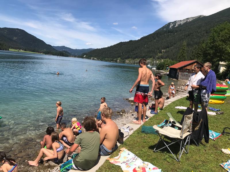 Die Kids stehen im Outdoor-Camp am Rande des Sees