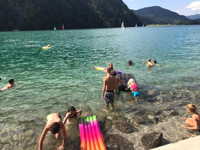 Mit Luftmatratzen machen die Kinder sich im Outdoorcamp auf ins Wasser