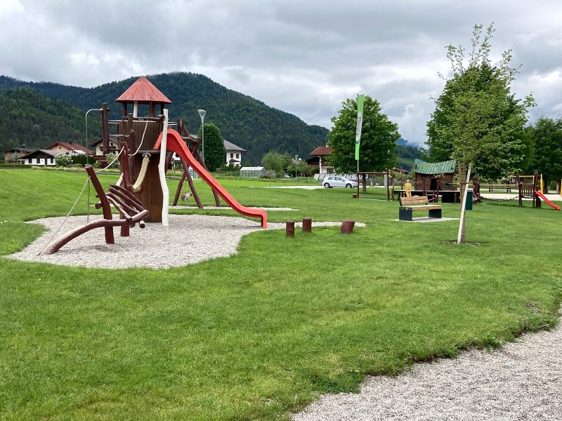 Im Outdoor-Camp gibt es einen großen Spielplatz mit einer Rutsche
