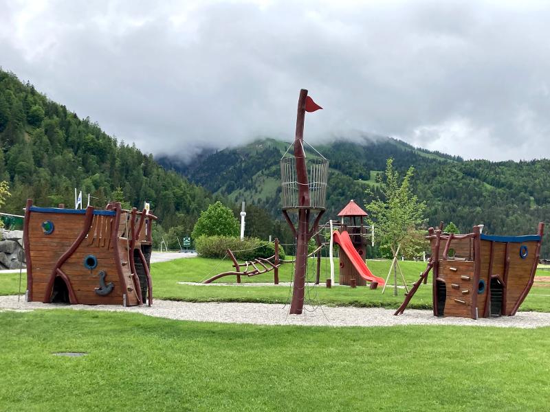 Der Spielplatz im Outdoor-Camp sieht teilweise wie ein Schiff aus