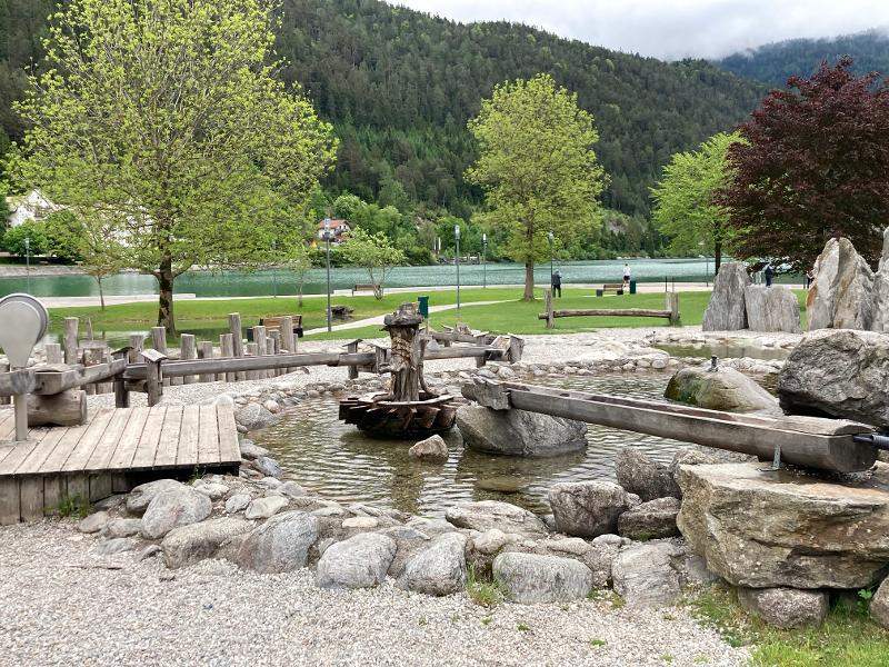 Neben dem großen See gibt es im Outdoorcamp zudem noch einen lustigen Wasserspielplatz