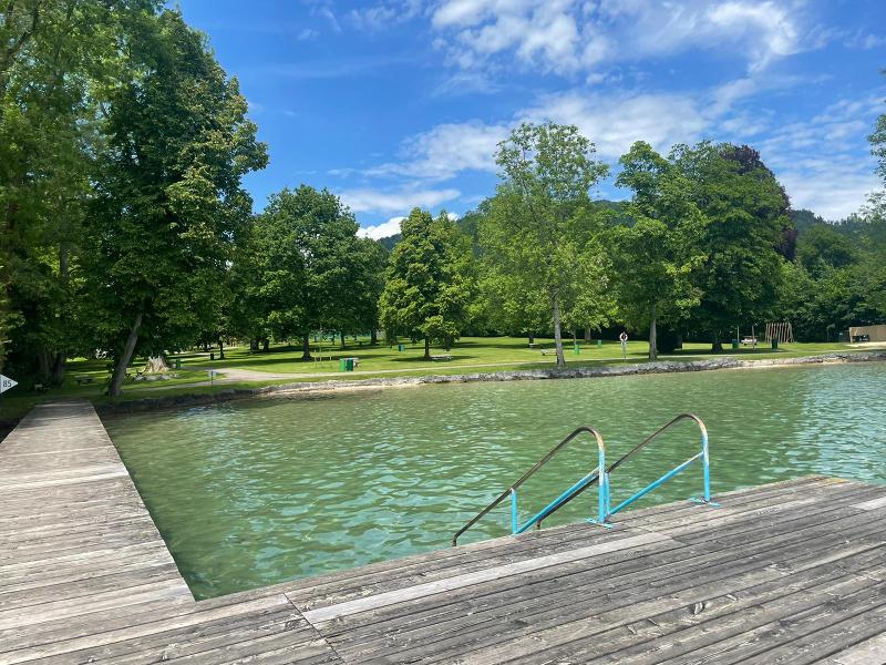 Im Outdoor-Camp gibt es am See auch einen Badesteg