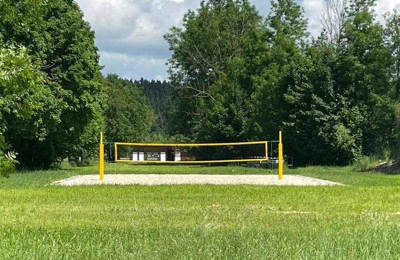 Ein Netz ist auf einem Beachvolleyballfeld im Outdoorcamp gespannt