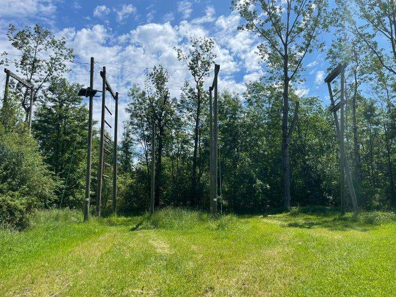 Der Hochseilgarten im Outdoorcamp enthält viele verschiedene Elemente
