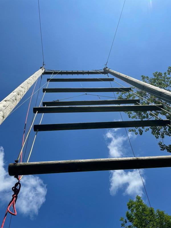 Im Outdoorcamp gibt es ebenfalls eine wackelige Leiter im Hochseilgarten