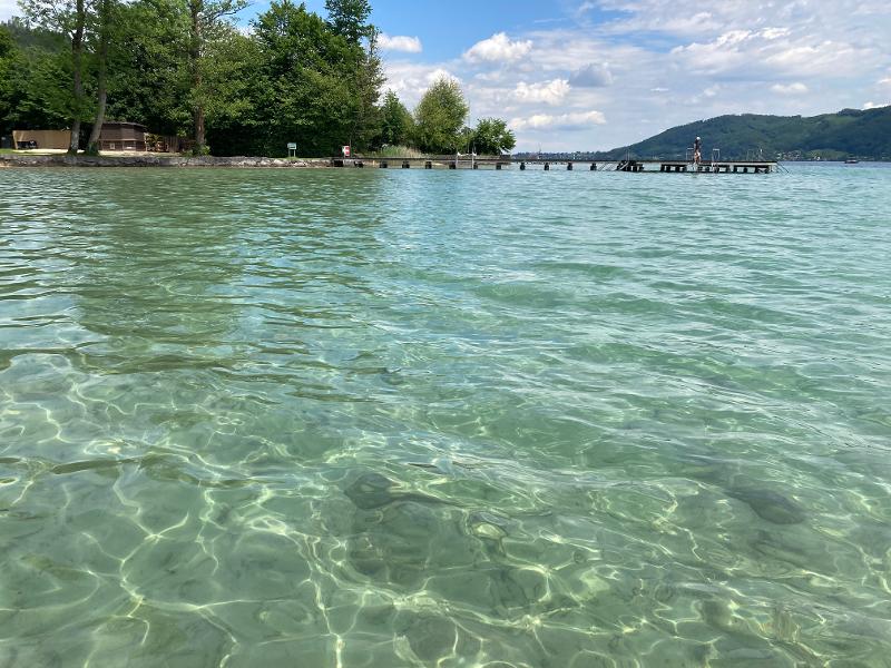 Das Wasser vom See schimmert klar im Outdoorcamp