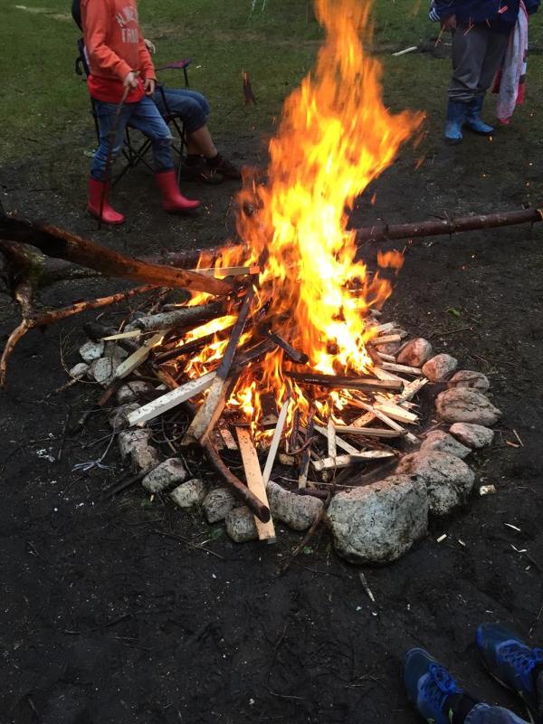 Das Lagerfeuer im Outdoorcamp wurde in einem Steinkreis entfacht